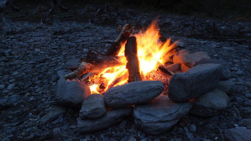 feu de camp entre amis