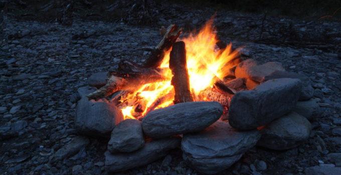 feu de camp entre amis