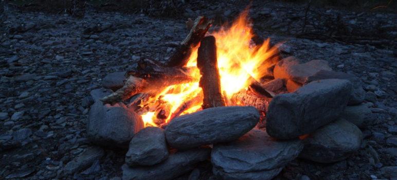 feu de camp entre amis