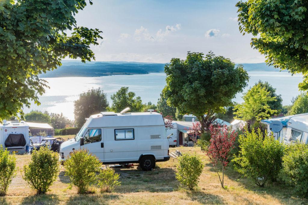 Camping au bord d'un lac en Occitanie