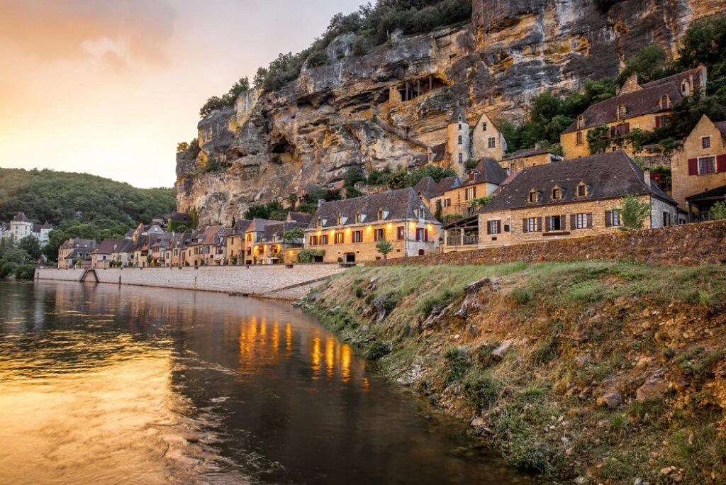 belle-vue-coucher-soleil-dordogne-celebre-village-roque-gageac-par-temps-pluie-france