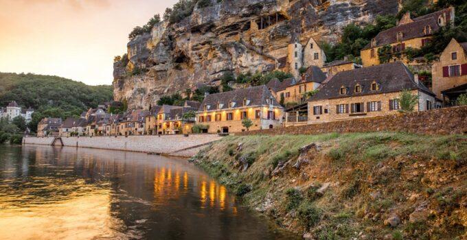 belle-vue-coucher-soleil-dordogne-celebre-village-roque-gageac-par-temps-pluie-france