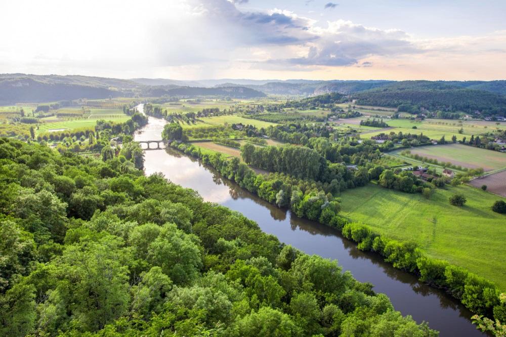 vue-aerienne-du-paysage-riviere-dordogne-vieux-pont-beaux-champs-pres-du-village-domme-france