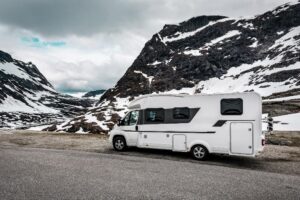 Camping d’hiver : partir au ski en camping-car