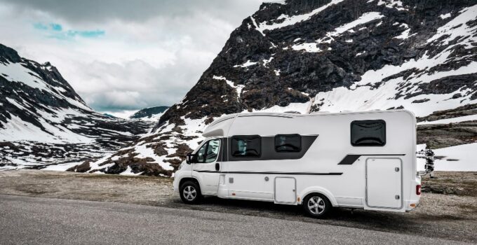 camping-car-dans-montagnes-enneigees