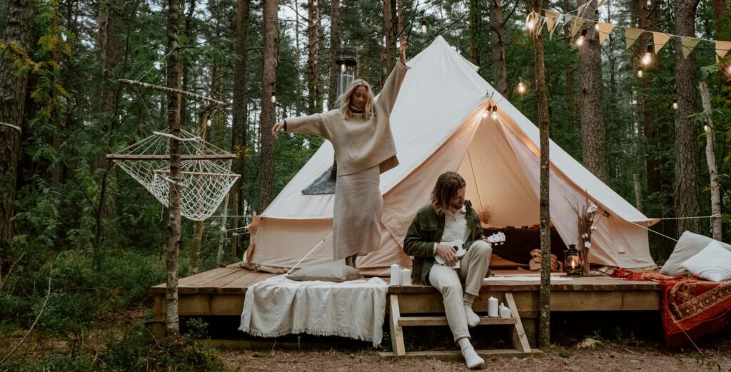 Un couple devant une tente de camping