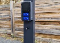 Énergie en camping : bornes électriques vs panneaux solaires portables