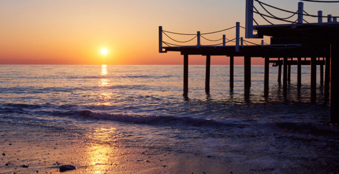 Plage au coucher de soleil