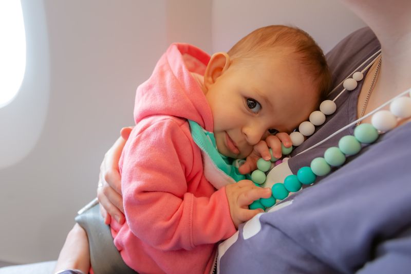 Bébé qui fait un câlin à a maman