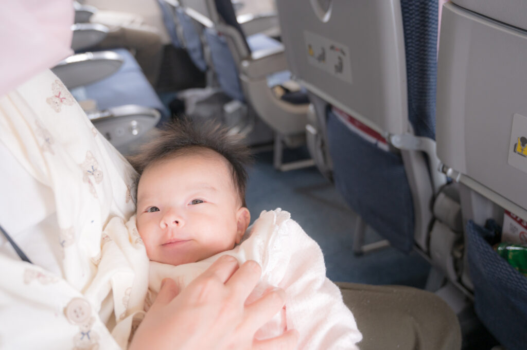 Un bébé qui prend l'avion