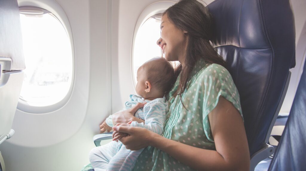 Une maman qui prend l'avion avec son bébé