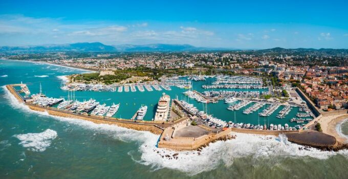Vue panoramique sur les Antibes en Alpes-Maritimes.