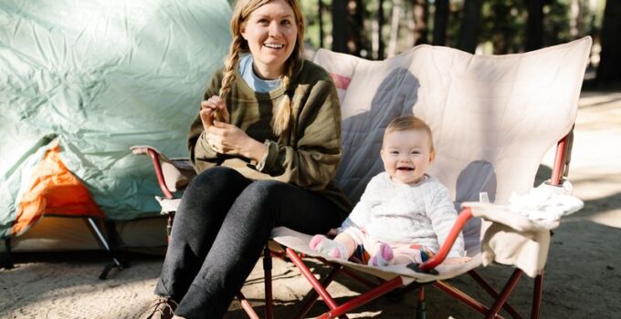 Maman et petite fille : conseils camping avec un bébé