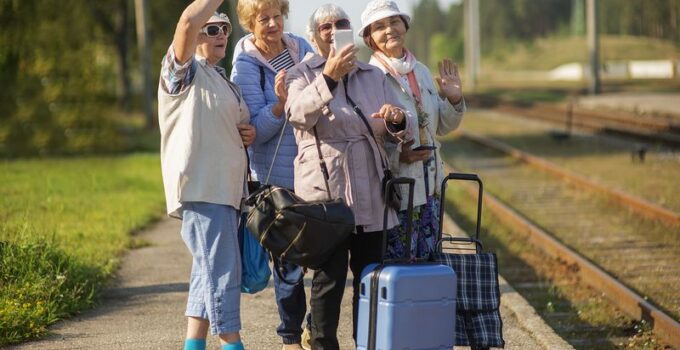Un accompagnateur de voyage spécial sénior pour vos vacances
