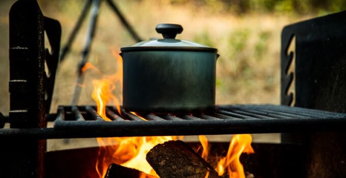 Les secrets pour cuisiner aux feux de bois lors d'un camping