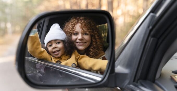Une famille qui fait un long voyage : astuces et conseils si vous devez faire un long voyage avec un enfant