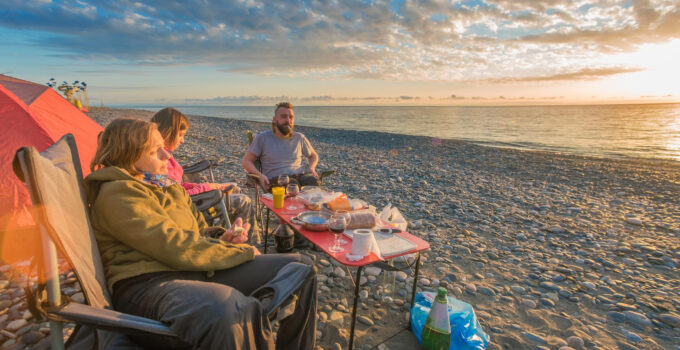 Une famille en camping en Normandie