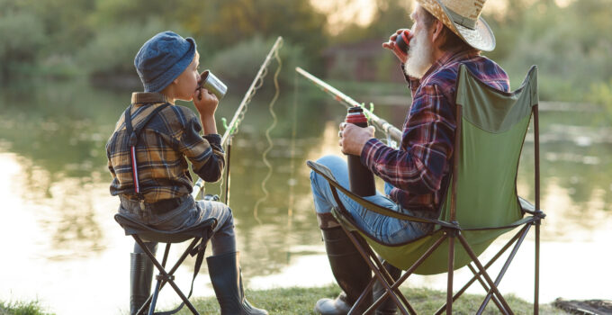 Un grand-père et son petit fils en train de pêcher