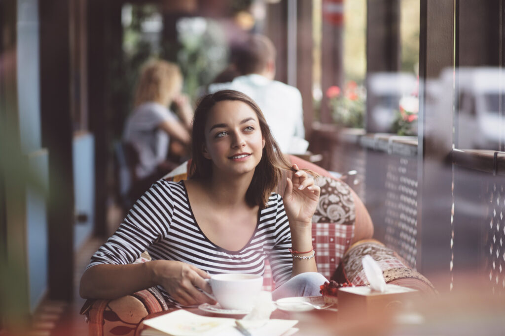 Une femme qui prend un café pendant qu'il pleut à Saint Médar