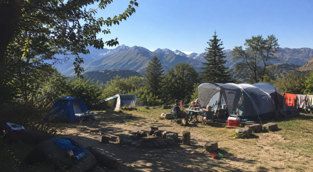 un campinb familial dans les Hautes Alpes