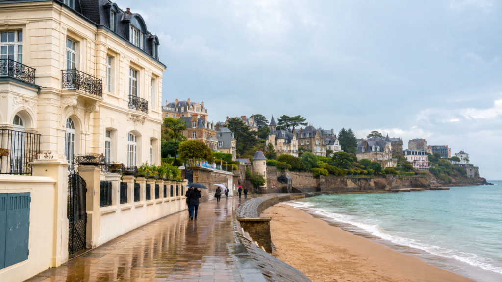 Front de mer de Dinard sous une pluie légère