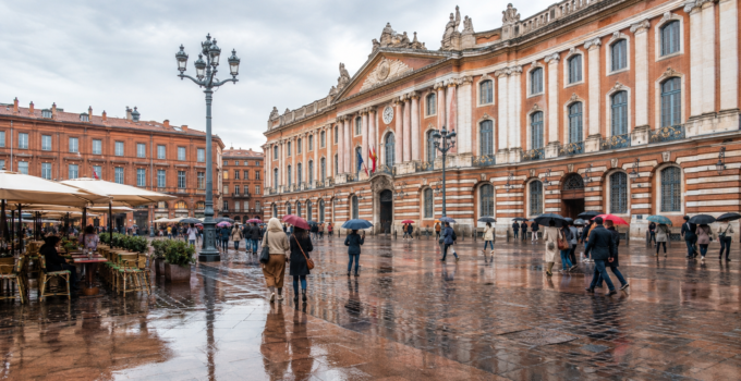 Place du Capitole à Toulouse sous une pluie légère.