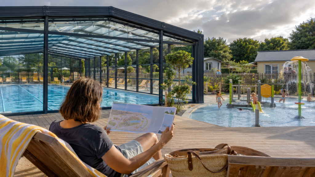 Camping normand avec piscine couverte et aire de jeux aquatique pour enfants.