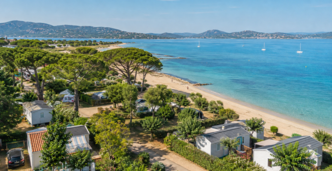 Découvrez les meilleurs campings en bord de mer à Saint-Tropez et dans le golfe, entre Grimaud, Ramatuelle, Pampelonne et Cavalaire.